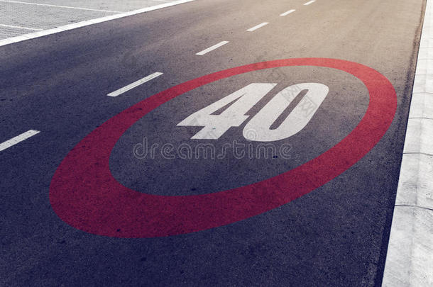 每小时40公里或每小时每小时行驶限速标志