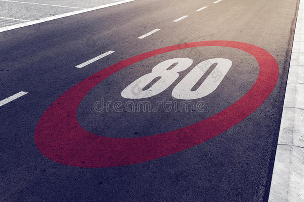 高速公路上时速80公里或每小时行驶限速标志
