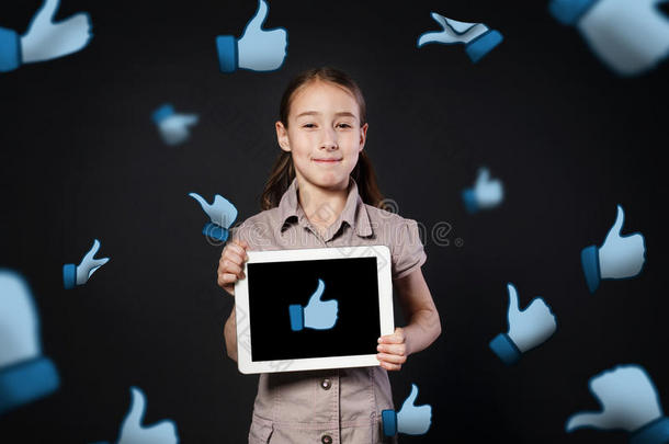 儿童<strong>沉迷</strong>于社交网络。带着平板电脑的小女孩