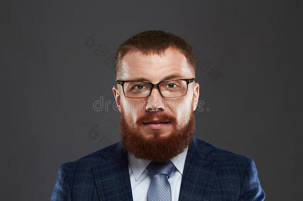 戴眼镜的留胡子的人。老时髦的教授