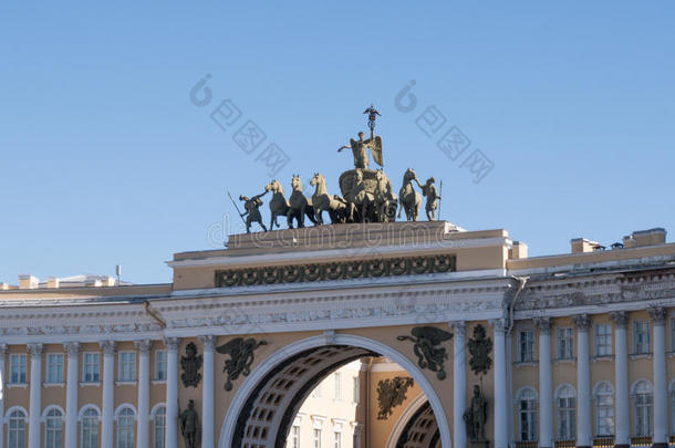 拱门的一般工作人员晴天。 宫殿广场。 圣彼得堡，俄罗斯