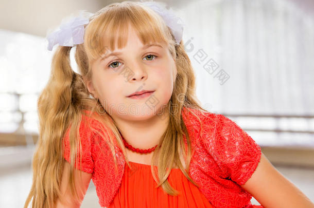 橘色连衣裙的小女孩