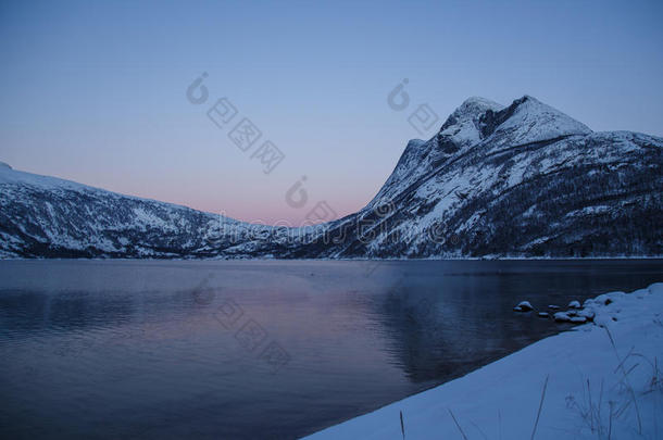 在期间峡湾山夜挪威