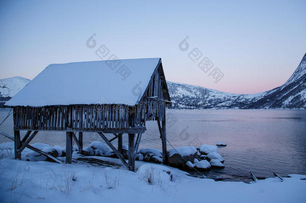 在极地之夜，挪威峡湾银行的建筑，挪威的Tysfjorden