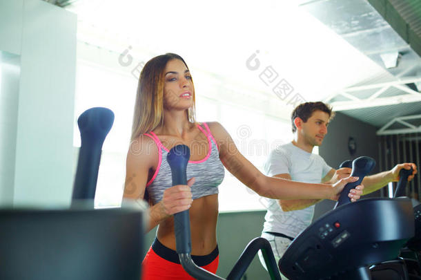 运动的男人和女人在健身中做有氧训练计划