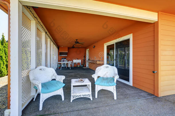 舒适的橙色房子的露台区域