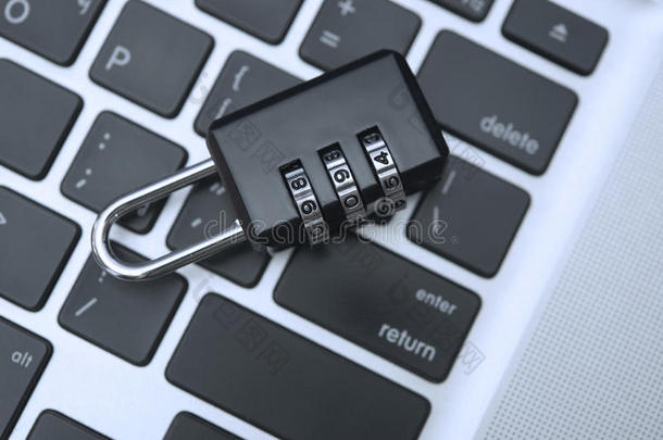 计算机键盘上的特写挂锁用于概念数据锁