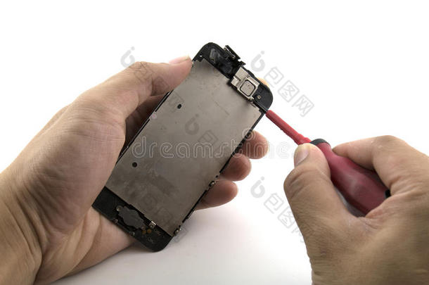 一个人是修理工，他正在准备修理手机，换前相机