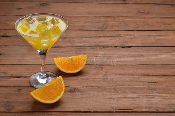 新鲜橙汁加<strong>冰块</strong>，木塔上的文<strong>字</strong>空间