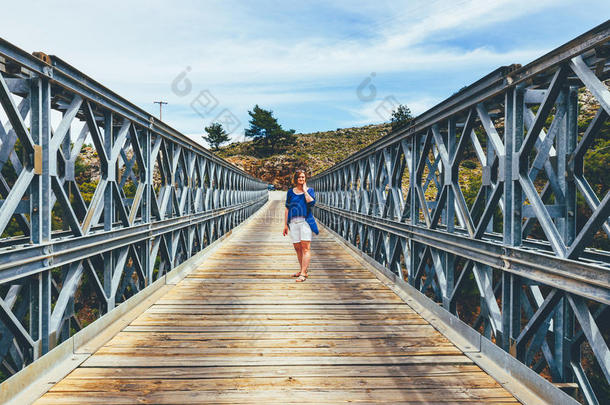 著名的<strong>桁架</strong>桥在阿拉登纳峡谷上