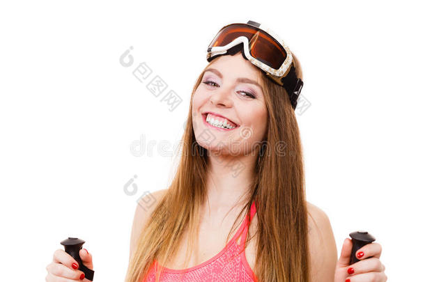 穿着滑雪用具的开朗女孩。