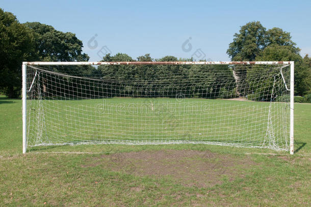 足球球门柱和球网在足球场上