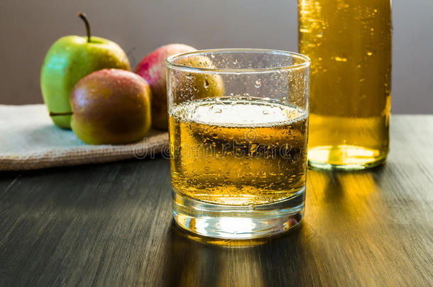 苹果酒杯，苹果，一瓶苹果酒