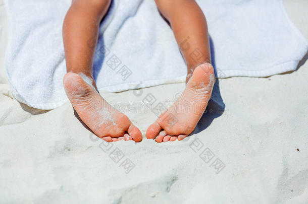 儿童脚踩沙滩巾