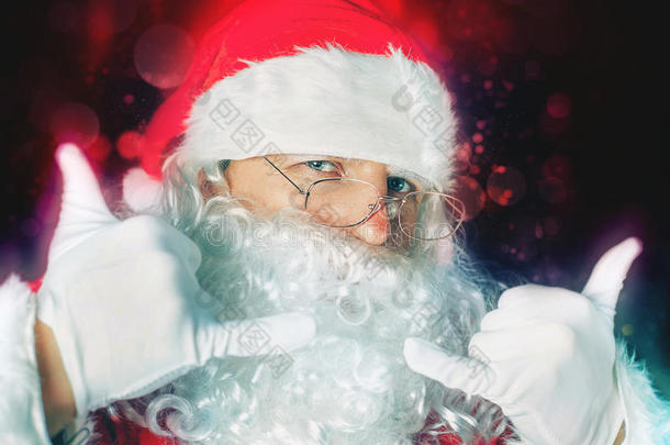 抽象酷圣诞老人在北极庆祝圣诞节