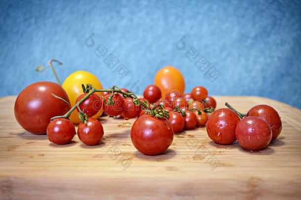 木板上新鲜的黄色和红色樱桃西红柿