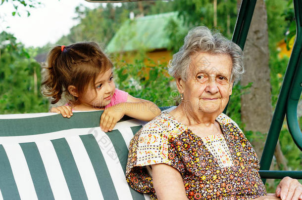祖母和孙女-年长的女人看着她的孙女在户外的大自然