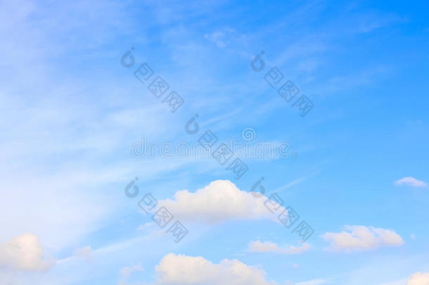 晴朗的蓝天，多云作为背景壁纸，柔和的天空壁纸