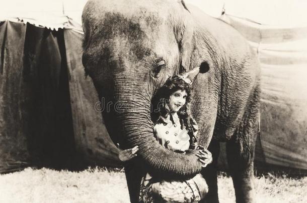 大象拥抱马戏团表演者