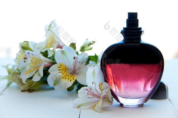 一瓶香水和鲜花