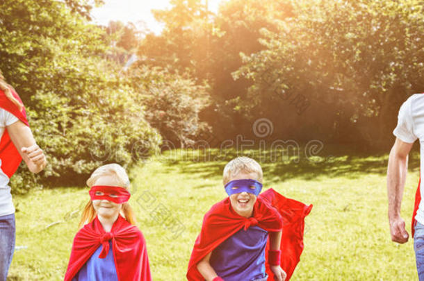 幸福家庭假装超级英雄跑步的复合形象