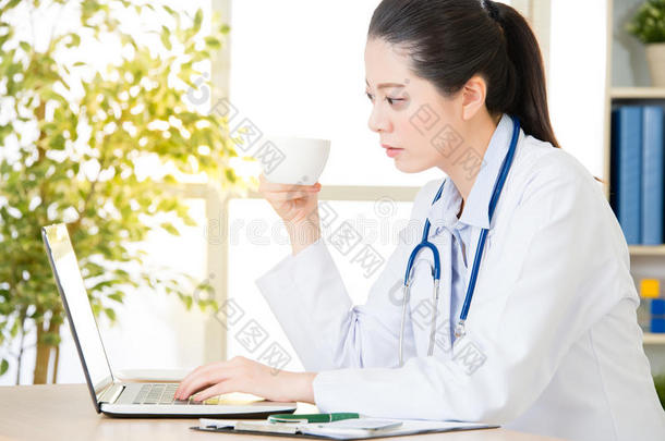 医生喝咖啡，用电脑，医疗和医疗