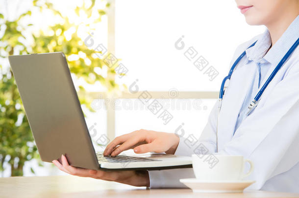 医生用电脑研究互联网、医疗保健和医学
