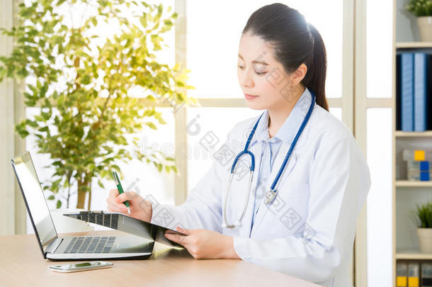 医生从电脑记录病人`病情，