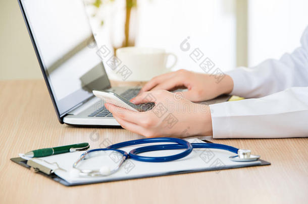医生使用智能手机研究互联网，医疗保健和医疗