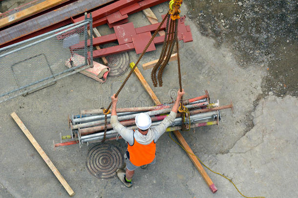 建筑工人管理起重机吊钩起重的施工过程