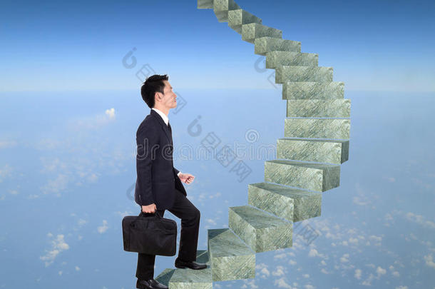 商人在弯曲的楼梯上上楼，以<strong>获得</strong>成功