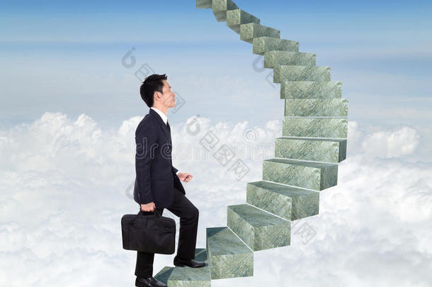 商人在弯曲的楼梯上上楼，以获得成功