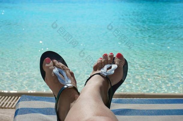 沙滩上穿拖鞋的女脚