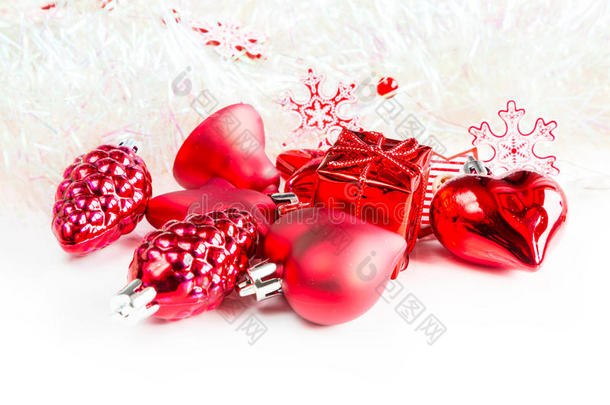 圣诞假期装饰品，红心，松果，铃铛，白底礼物