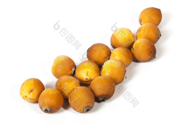 收集天然成熟的橙色棕榈枣在白色