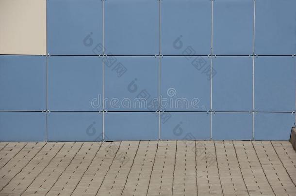 蓝色和米色正方形<strong>墙</strong>和铺路板