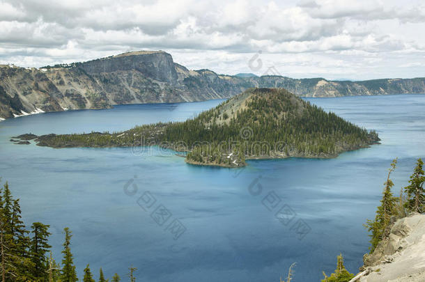 火山口湖上的巫师岛