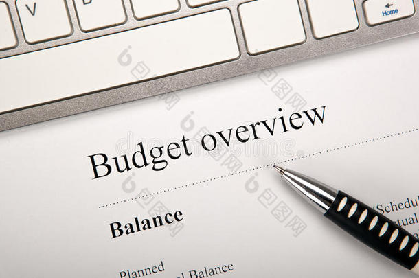 桌面上带有标题预算概述的文档
