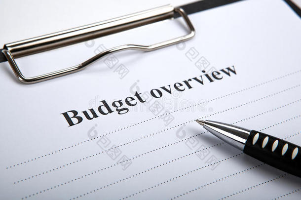 带有标题、预算概述和钢笔的文档