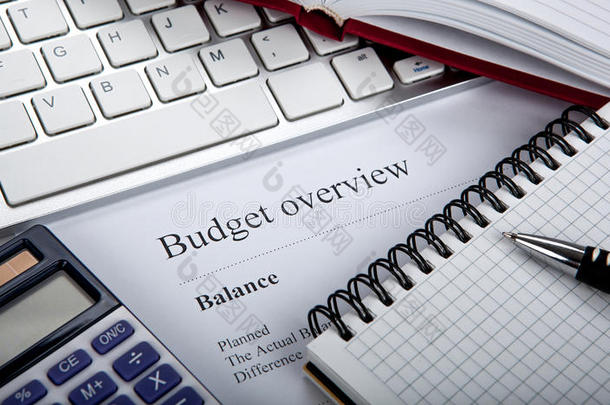 桌面上带有标题预算概述的文档
