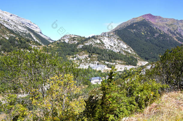 建筑加拿大法郎酒店中间的山