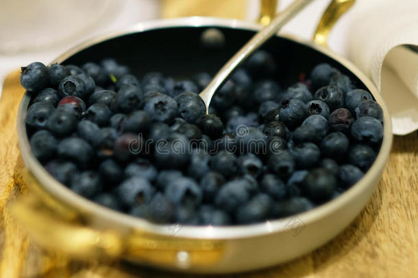 一碗蓝莓或蓝莓