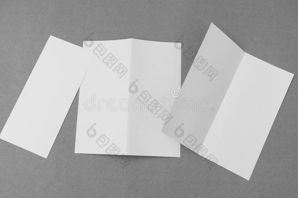 灰色背景上的<strong>双层</strong>白色模板纸。