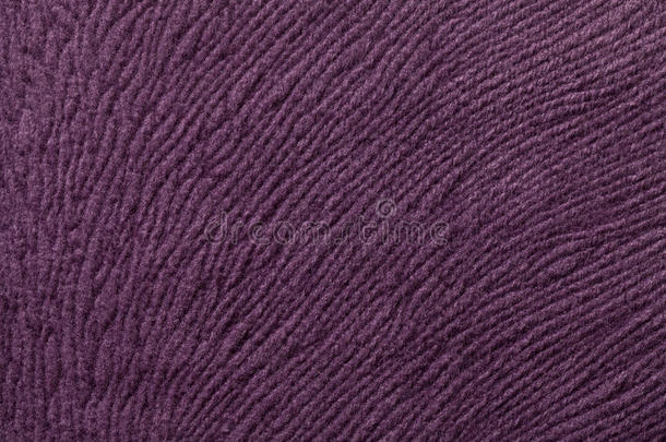 来自柔软纺织材料的深紫色背景。 具有天然纹理的织物。