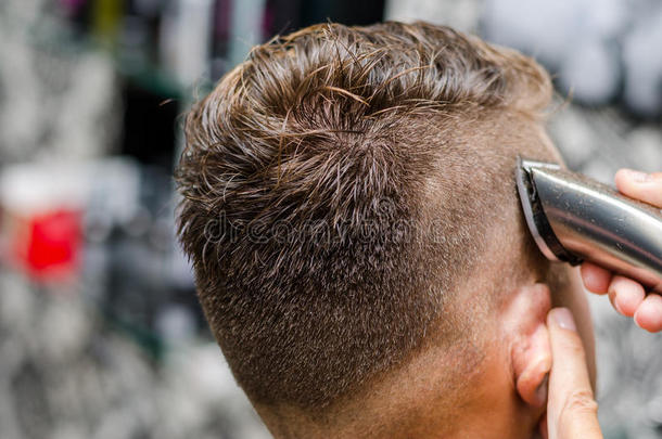 理发师切割和造型头发由电动<strong>修剪器</strong>
