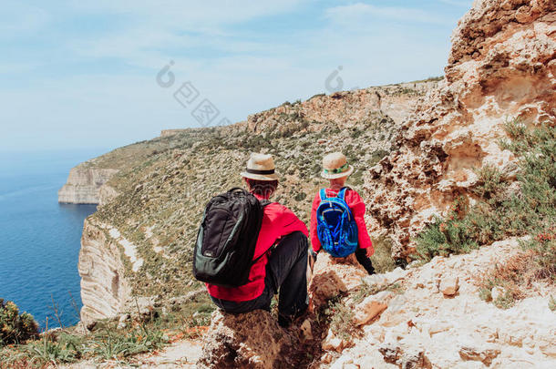家庭旅行-父子在风景优美的山上徒步旅行
