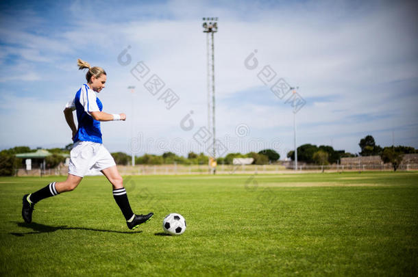 女足球运动员练习足球
