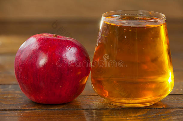 美味的新鲜挤压苹果汁在透明玻璃
