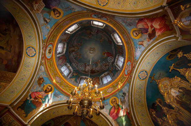 教堂的穹顶画着描绘神圣<strong>烈士</strong>的壁画。