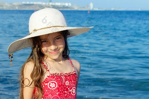 可爱的小女孩戴着帽子在海上放松，夏天，假期，t